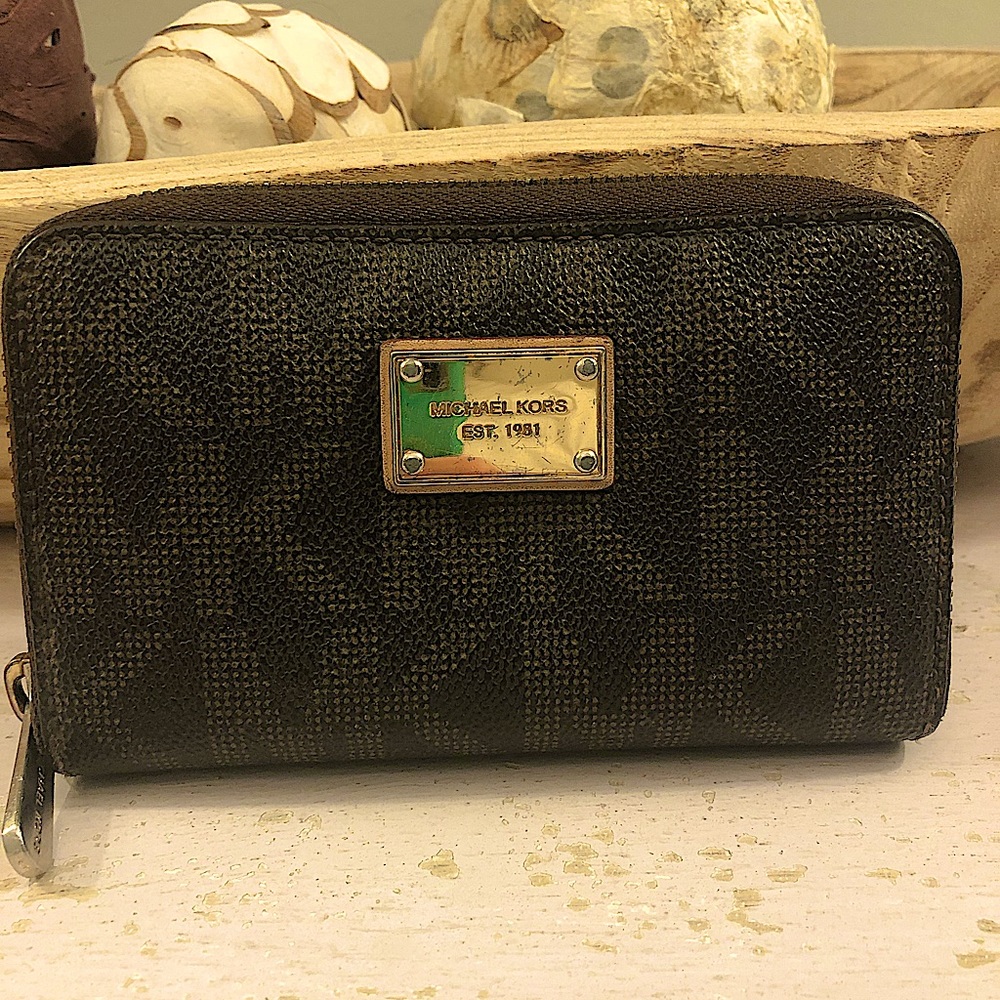 Michael Kors+ Accordion Zip Wallet+ Brown